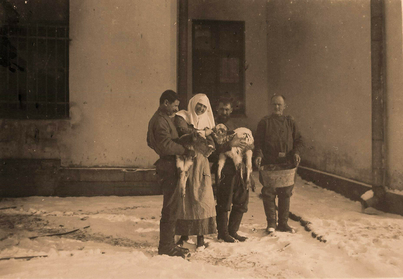 16. Солдаты отряда и сестра милосердия с питомцами - Луби и Туби. Галиция, Тарнополь