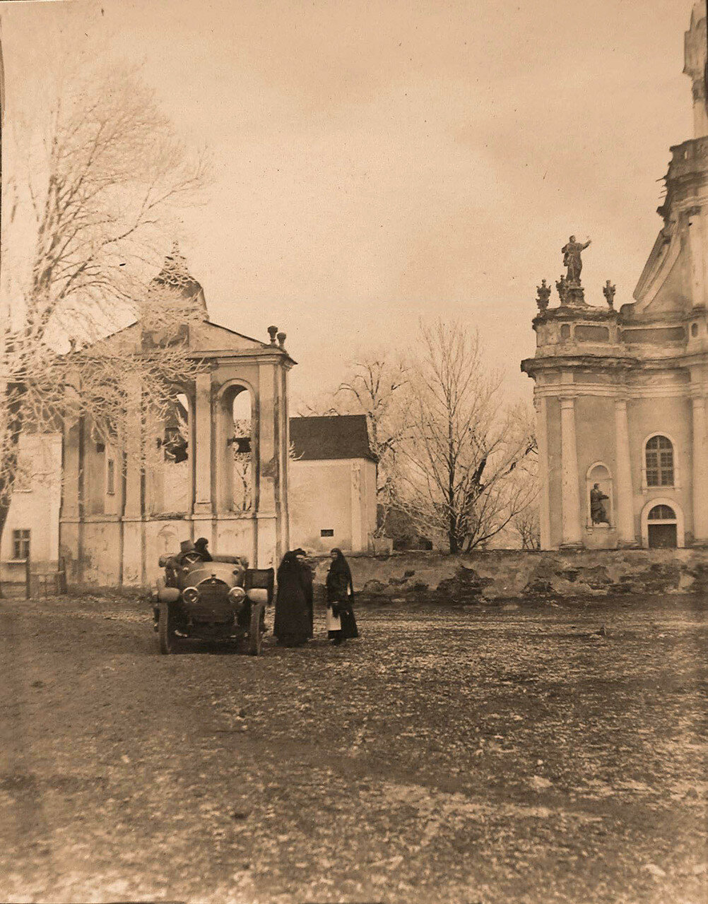 22. Ксендз костела провожает сестер милосердия в день отъезда отряда. Галиция, Микулинцы