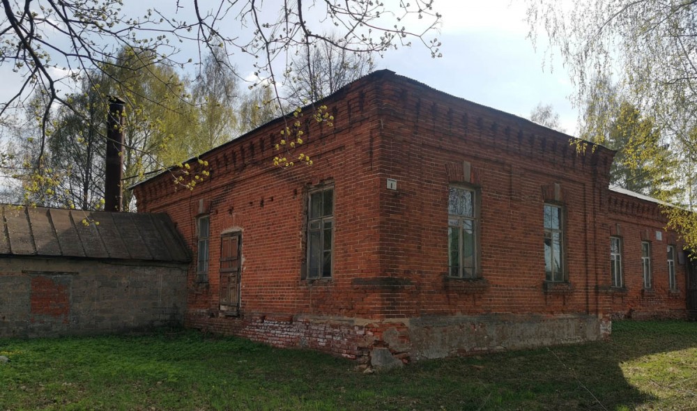 Попытка номер 3 - Храм Науки и Просвещения... На здании висят две таблички: Суковская начальная школа и Суковская библиотека. 