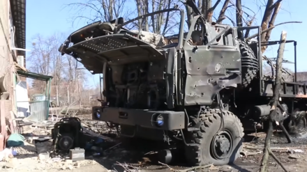 Украинский грузовик, уничтоженный при захвате российским десантом склада с вооружением