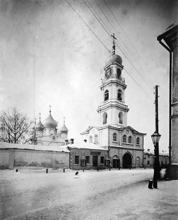 Республика Татарстан, Казань, город, Казань. Кремль. Спасо-Преображенский монастырь. Церковь Варвары великомученицы в колокольне монастыря, фотография. архивная фотография, Фото конца 1880-х. С сайта Pastvu.com. Старая Казань.