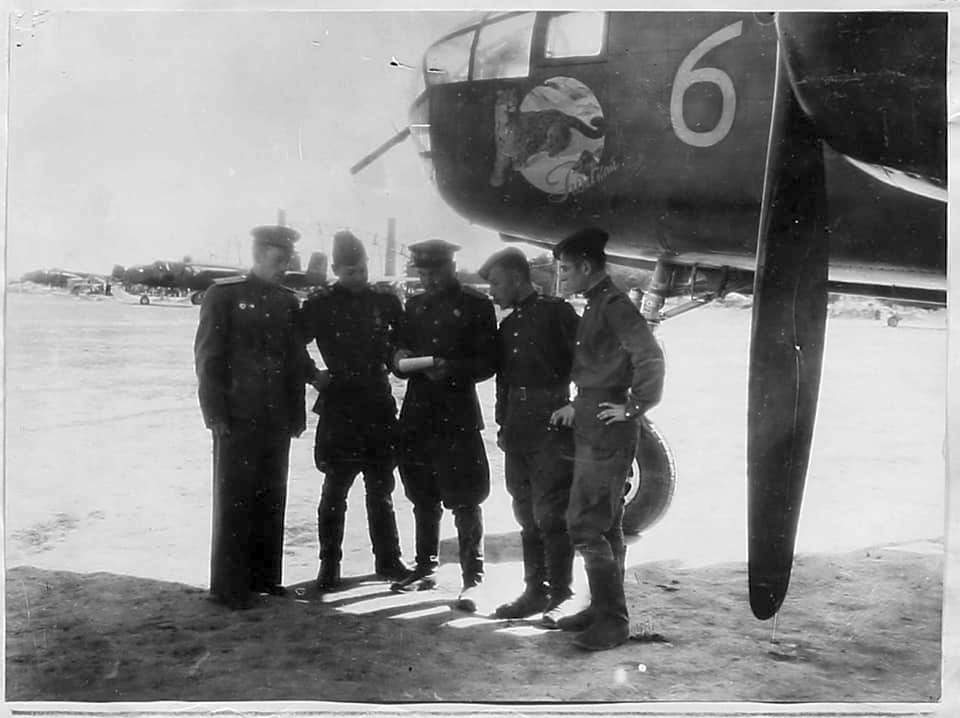 определяем дату фотки - весна-лето 1945, т.к. почетное наименование присвоили в октябре 1944, а одеты авиаторы легко.