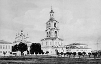 Свято-Троицкий собор (1760–1772) и духовная консистория в Вятке. Фотография. Нач. ХХ в. (Архив ЦНЦ «Православная энциклопедия»)