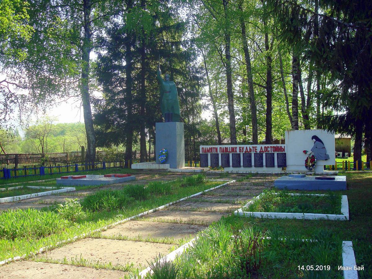 А это общий вид второго мемориала.По словам местных жителей,здесь стоял военно-полевой госпиталь и умерших хоронили здесь